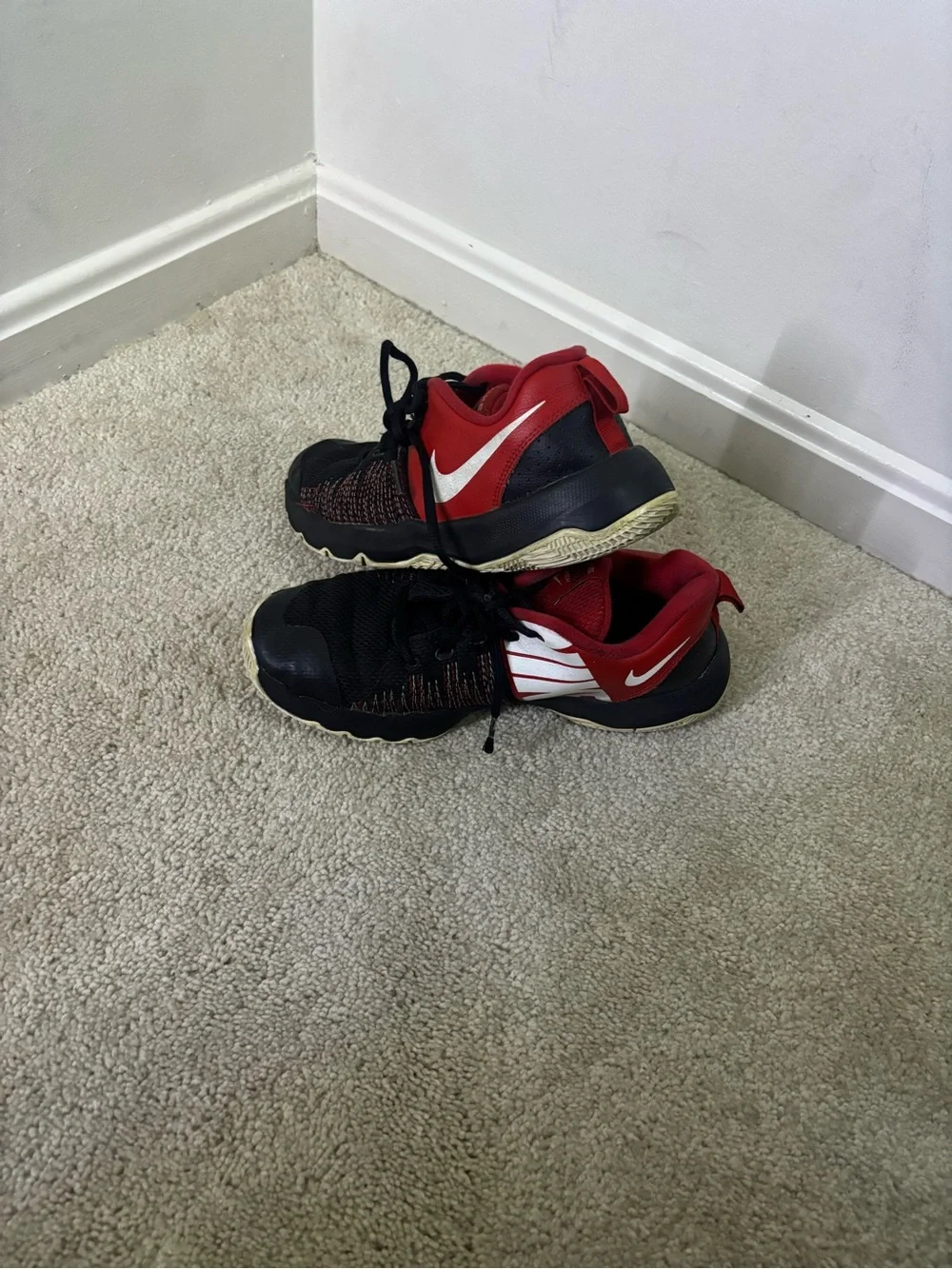 Nike Kids Black and Red Low-Top Sneakers with White Swoosh